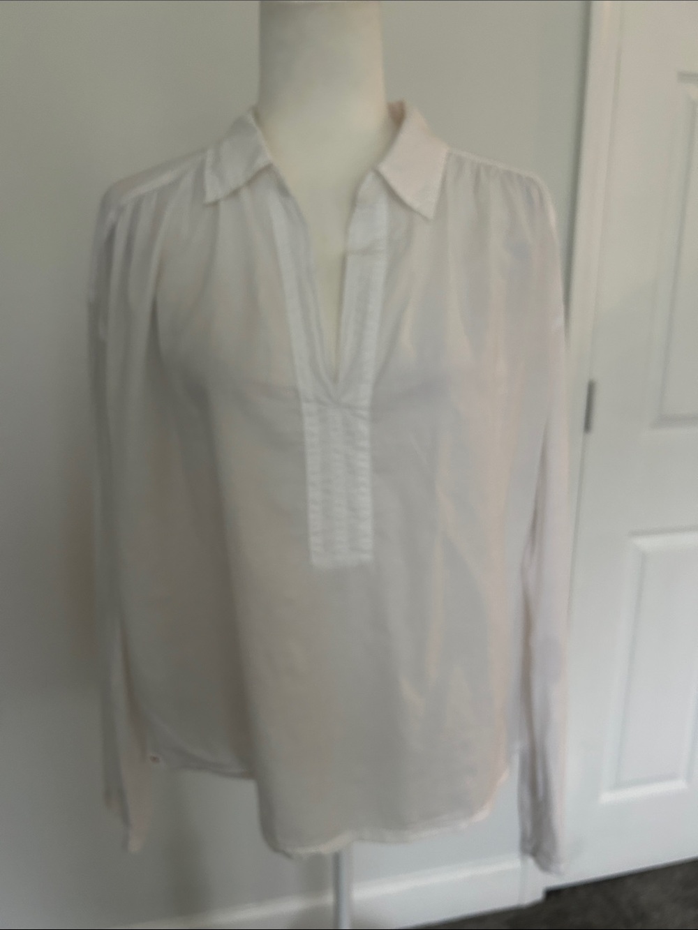 XiRENA white Split-Neck Long Sleeve Blouse. Size M